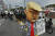 물론 올랜도 행사장 주변에 트럼프 지지자들만 모인 것은 아니다. 트럼프 얼굴에 죄수복 차람을 한 사람이 &#39;반역자 두목&#39;(Traitor in Chief)이라고 쓴 피켓을 들고 시위하고 있다. [AP=연합뉴스]
