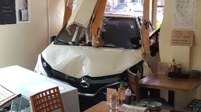 제주 서귀포서 소형 SUV 식당으로 돌진…운전자 부상