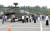 19일 충남 논산 육군훈련소에서 열린 6.25참전용사를 비롯한 보훈단체 초청 행사에서 선배 전우들이 전시된 아파치 헬기를 관람하고 있다. 프리랜서 김성태