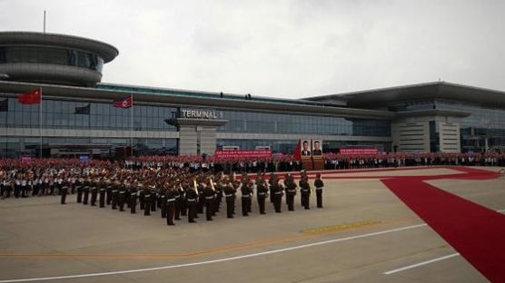김일성 시신있는 태양궁서 시진핑 환영식···북중 친선 과시
