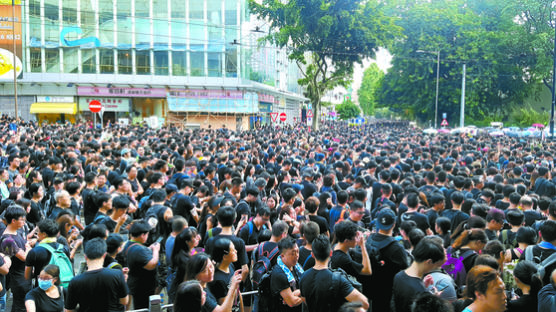 "홍콩 경찰이 병원시스템 접속, 치료받는 시위대 색출"