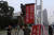 시진핑 중국 국가주석의 방북을 앞둔 19일 평양 시민들이 거리에 &#39;불패의 친선&#39;이라 적힌 플래카드를 걸고 있다. [중국 신화사]