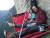  셀라 슈네이터가 부친과 함께 미국 요세미티 국립공원에 있는 엘캐피탄 암벽에 매달려 있다. [로이터=연합뉴스]