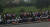 20일 오전 시진핑 주석의 방북을 맞아 행사에 동원된 학생들이 길가에 앉아 있다. [사진 콜린 크룩스 북한 주재 영국대사 트위터 ]