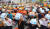 서울개인택시운송사업조합 등 전국 개인택시 조합원들이 19일 정부세종청사 국토교통부 앞에서 집회를 열고 ‘타다 퇴출’을 촉구하고 있다. [뉴시스]