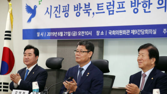 ‘축사 장관’ 비난에도 간담회,특강 나선 김연철 통일장관