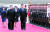 북한을 방문한 시진핑 중국 국가주석이 20일 평양 순안공항에 도착해 김정은 북한 국무위원장과 의장대를 사열하고 있다. 왼쪽부터 이설주 여사, 김 위원장, 펑리위안 여사, 시 주석. [뉴시]