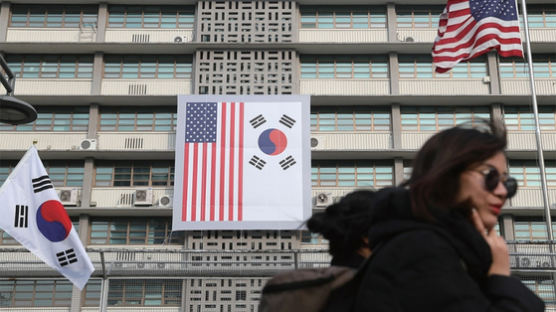 [월간중앙] 미·중 무역전쟁의 십자포화 맞는 한국 