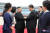 시진핑 중국 국가주석이 20일 평양 순안공항에 도착해 김정은 국무위원장과 악수하고 있다. [로이터=연합뉴스]