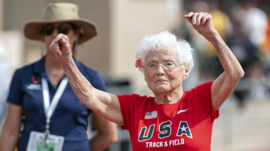 103세 할머니 100ｍ 달리기 대회서 46초로 '금메달'