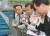 국회 환경노동위 소속의원들과 환경운동연합 관계자들이 2001년 5월 서울 한남동 보광정수장을 방문해 수돗물 바이러스 오염실태 파악을 위해 현장조사를 하고 있다. [중앙포토]