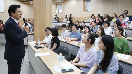 황교안 "내가 꼰대처럼 생겼나요"…청년에게 달려가는 한국당