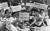 대구지역 주부 30여명이 1991년 8월 12일 낮 서울 을지로 두산그룹 본사 앞에서 두산전자 페놀방류로 인한 유산 등 피해를 보상하라며 시위를 벌이고 있다. [중앙포토]