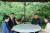김정은 북한 국무위원장과 부인 이설주 여사가 21일 평양 금수산영빈관을 찾아 시진핑 중국 국가주석, 부인 펑리위안 여사와 함께 산책 중 자리에 앉아 환담하고 있다. [노동신문=뉴시스]