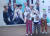 22일 팬미팅 행사장 앞에서 팬들이 대형사진 앞에서 기념촬영을 하고 있다.[연합뉴스]