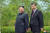 시진핑 중국 국가주석과 김정은 북한 국무위원장이 21일 평양 금수산영빈관에서 산책을 했다고 조선중앙통신이 22일 보도했다. [연합뉴스] 