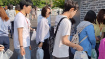 중국 유학생 77명, 제주 쇠소깍에서 쓰레기 줍는 이유