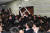 지난 4월 25일 자유한국당 의원들과 보좌관들이 25일 오후 서울 여의도 국회 의안과 앞에서 여당의 공수처법 등 패스트트랙 지정 법안 제출을 저지하기위해 몸으로 막아서고 있다. [연합뉴스]