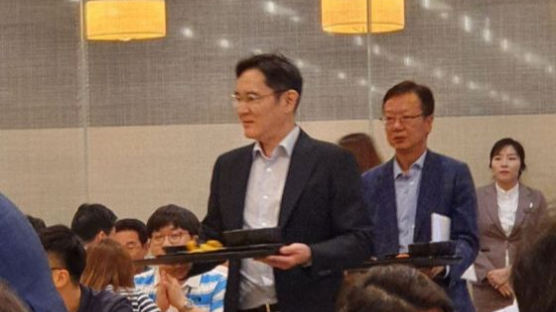 삼성물산 달려간 이재용, 직원들과 점심 '식판회동'