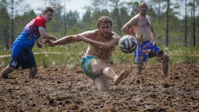 유머 감각 없으면 출전 못하는 러시아 '진흙탕 축구'