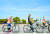 친구들과 함께 자전거를 탈 때는 자전거길의 오른쪽 가장자리를 따라 일렬로 타도록 한다. 