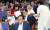 자유한국당 의원들이 24일 오후 국회에서 열린 의원총회에 참석해 국회 정상화 여야합의문을 보고 있다. 변선구 기자