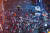 23일(현지시간) 미국 뉴욕 타임스스퀘어 상공에서 외줄 타기 묘기가 진행되고 있다. [로이터=연합뉴스] 
