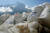 에베레스트에서 수집 된 쓰레기 자루가 지난 5월 27일 네팔 솔 룩부 부 지역의 남체 바자 르 (Namche Bajar)에 쌓여있다. [AP=연합뉴스]
