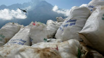 [서소문사진관]세계 최고봉 에베레스트, 쓰레기는 어떻게 처리할까?