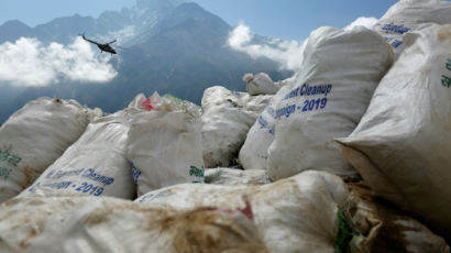 [서소문사진관]세계 최고봉 에베레스트, 쓰레기는 어떻게 처리할까?