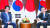 지난해 9월 유엔 총회 참석 중인 문재인 대통령이 25일 오전(현지시간) 미국 뉴욕 파커 호텔에서 아베 신조 일본 총리를 만나 환담하고 있다. 두 정상의 표정이 어둡다. 연합뉴스