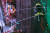 공중 곡예사 닉 왈렌다(위)와 리자나 왈렌다가 23일(현지시간) 미국 뉴욕 타임스스퀘어 상공에서 외줄 타기 묘기를 선보이고 있다. [AP=연합뉴스]