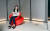&#39;일상의 자세, 의자, 그리고 사람&#39; 전시가 열리는 서울 동대문 DDP 갤러리 문 전시관에 설치된 디자이너 토마스 헤더윅의 &#39;스펀&#39; 의자. 앉은 채로 몸에 힘을 주면 팽이처럼 저절로 회전한다.우상조 기자