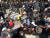 지난 3월 일본 교토 번화가인 기온 앞에서 우익들이 혐한시위를 하고 있는 가운데 이에 반대하는 카운터 시위대들이 도로에 누워 저지하려 하고 있다. [연합뉴스]