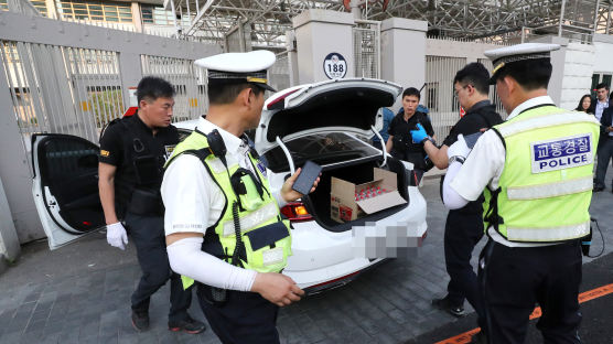 미국 대사관 정문으로 돌진한 차량…트렁크엔 부탄가스도