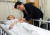 황교안 자유한국당 대표가 25일 오후 서울 강동구 중앙보훈병원을 방문해 입원 치료를 받고 있는 6.25참전용사를 위로하고 있다. 2019.6.25/뉴스1