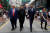하워드씨와 데니스 앨런씨가 오바마 전 미국 대통령과 지난 4월 홍콩 거리를 걷고 있다. [로이터=연합뉴스]
