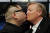 하워드와 앨런이 지난 2월 2차 북미정상회담이 열린 베트남 하노이에서 만나 키스하는 연출을 ㅎ고 있다. [로이터=연합뉴스]