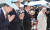 부처님 오신 날인 5월 12일 경북 영천시 은해사를 찾은 황 대표(왼쪽 셋째)가 봉축 법요식 중 합장 대신 손을 모은 채 예를 표하고 있다. / 사진:연합뉴스