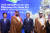 문재인 대통령과 무함마드 빈 살만 사우디아라비아 왕세자 겸 부총리가 26일 오후 신라호텔에서 기념촬영을 하고 있다. [사진 청와대사진기자단]
