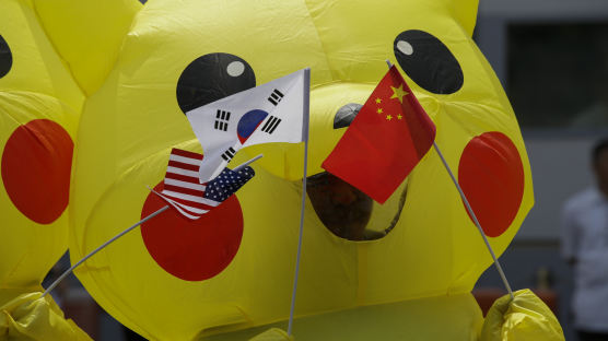 [서소문사진관]필리핀 일본 대사관 앞에 피카츄가 태극기를 든 까닭은?