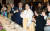 G20 정상회의 참석차 일본을 방문한 문재인 대통령과 김정숙 여사가 27일 오후 오사카의 한 호텔에서 열린 동포간담회에 참석, 건배하고 있다. [청와대사진기자단]