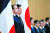 일본을 방문한 에마뉘엘 마크롱 프랑스 대통령(왼쪽)과 아베 신조 총리가 26일 도쿄 총리공관에서 열린 일본-프랑스 정상회담에 앞서 열린 공식 환영식에서 의장대를 사열하고 있다. 마크롱 대통령은 오는 28~29일 오사카에서 열리는 G20 정상회의에 참석할 예정이다. [AP=연합뉴스]