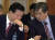 2002년 8월 27일 국무회의에서 김성재 당시 문화부 장관(오른쪽)이 이근식 행정자치부 장관과 얘기를 나누고 있다./사진 : 청와대사진기자단