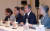 문재인 대통령이 27일 오후 일본 오사카 웨스틴 호텔에서 시진핑(習近平) 중국 국가주석과 한·중 정상회담을 하고 있다. 청와대사진기자단