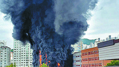 [사진] 서울 은명초 화재, 교사 2명이 참사 막았다