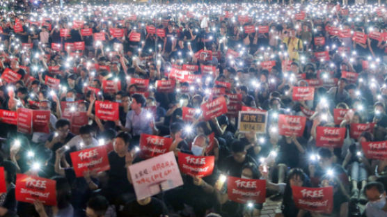 [서소문사진관] 수천개 핸드폰 불로 켜진 '자유 홍콩'