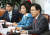 자유한국당 황교안 대표(오른쪽)가 28일 오전 국회에서 열린 북핵외교안보특위에서 발언하고 있다. [연합뉴스]