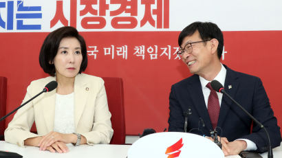 국회 간 김상조 “경제원탁회의, 국회 결정에 따르겠다”