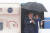G20 정상회의에 참석하는 문재인 대통령과 김정숙 여사가 27일 오후 오사카 간사이 국제공항에 도착한 공군 1호기에서 내리고 있다. 비가 내려 문 대통령이 우산을 들고 있다. [연합뉴스]